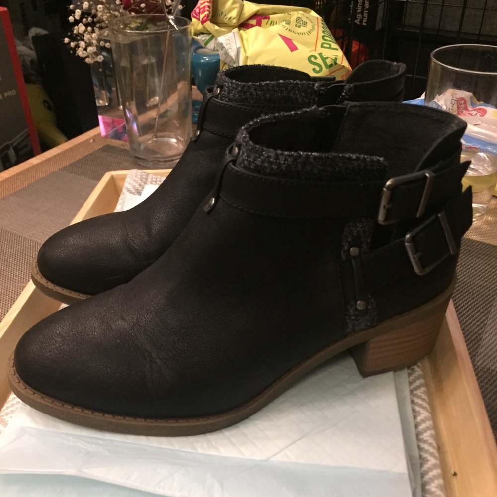 Black textured bootie size 7